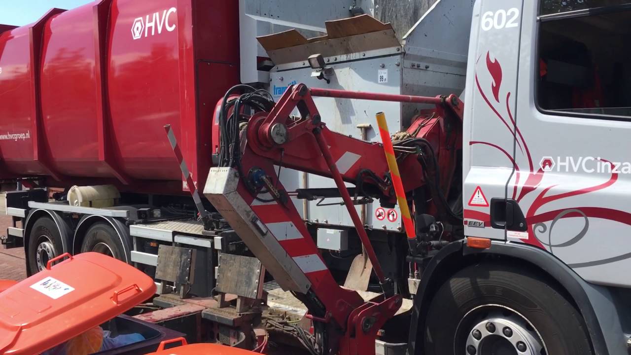 Oranje bakken legen. HVC zijlader.