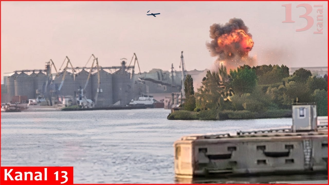 Момент удара украинских дронов по российскому &laquo;теневому флоту&raquo; в море