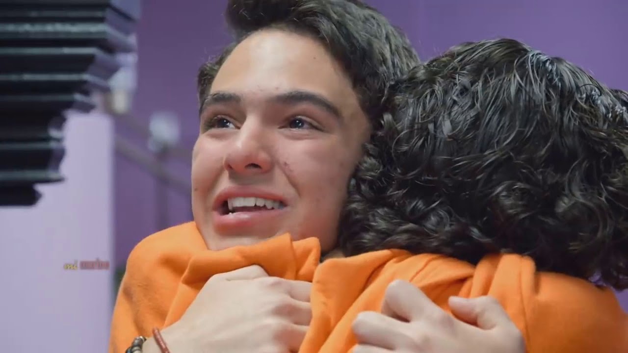 Aristemo // Hugs - Abrazos