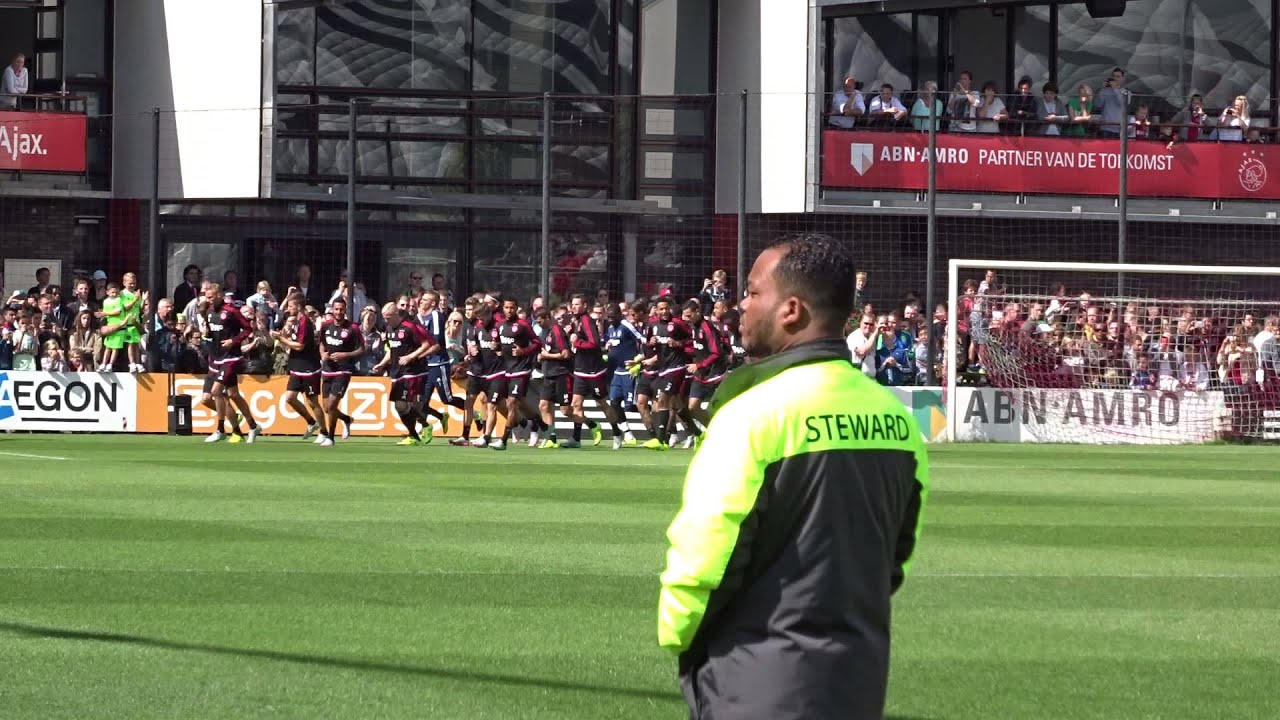 Eerste openbare training Ajax seizoen 2015-2016 : Opkomst spelers en Pyro VAK410