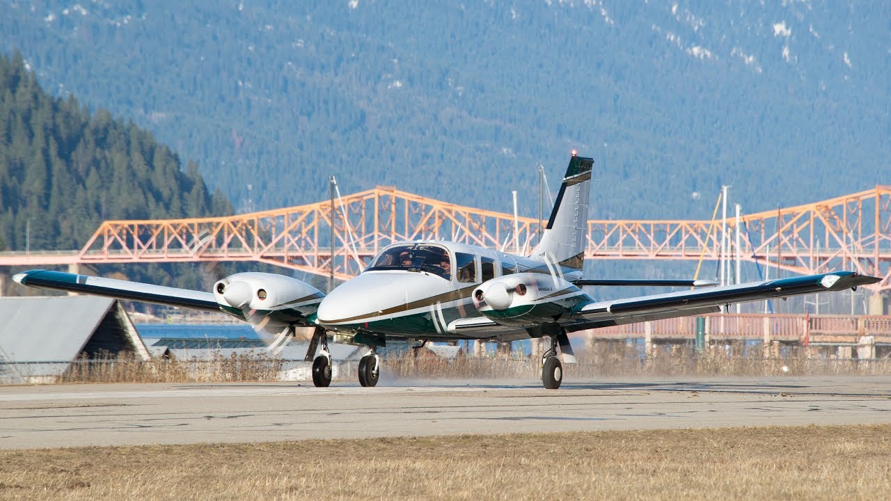 Piper PA-34 Seneca II Takeoff