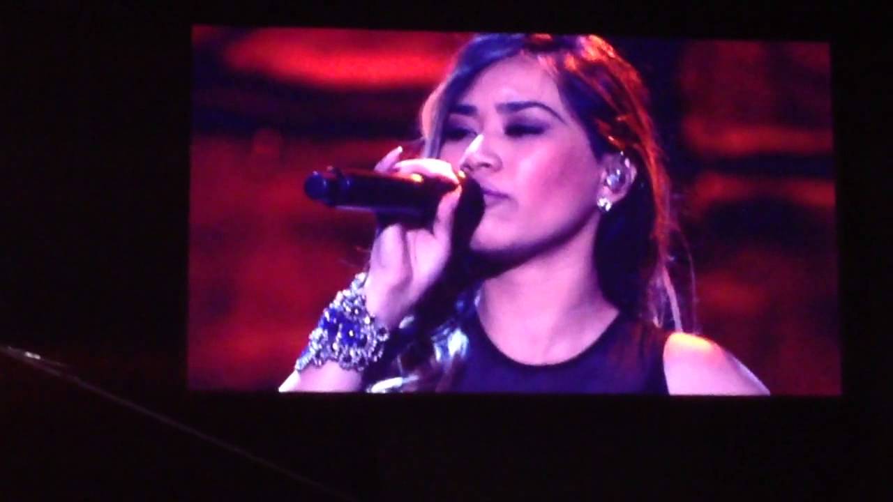 Jessica Sanchez sings Let it Go, accompanied by Robert Lope