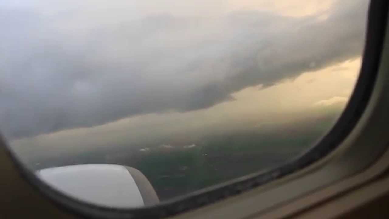 Descenso del avión en el aeropuerto de Sevilla