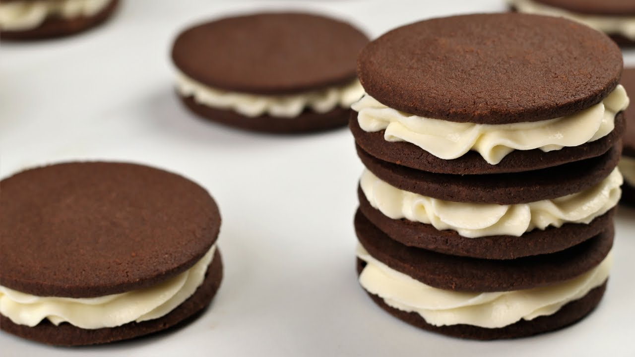Homemade Chocolate Sandwich Cookies with THE BEST & FAST Vanilla Cream Cheese frosting | Fuzz & Buzz