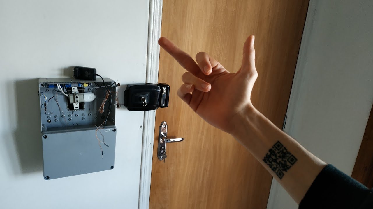 Tatuei um QR Code para Abrir Minha Porta (E Acionar Explosivos)