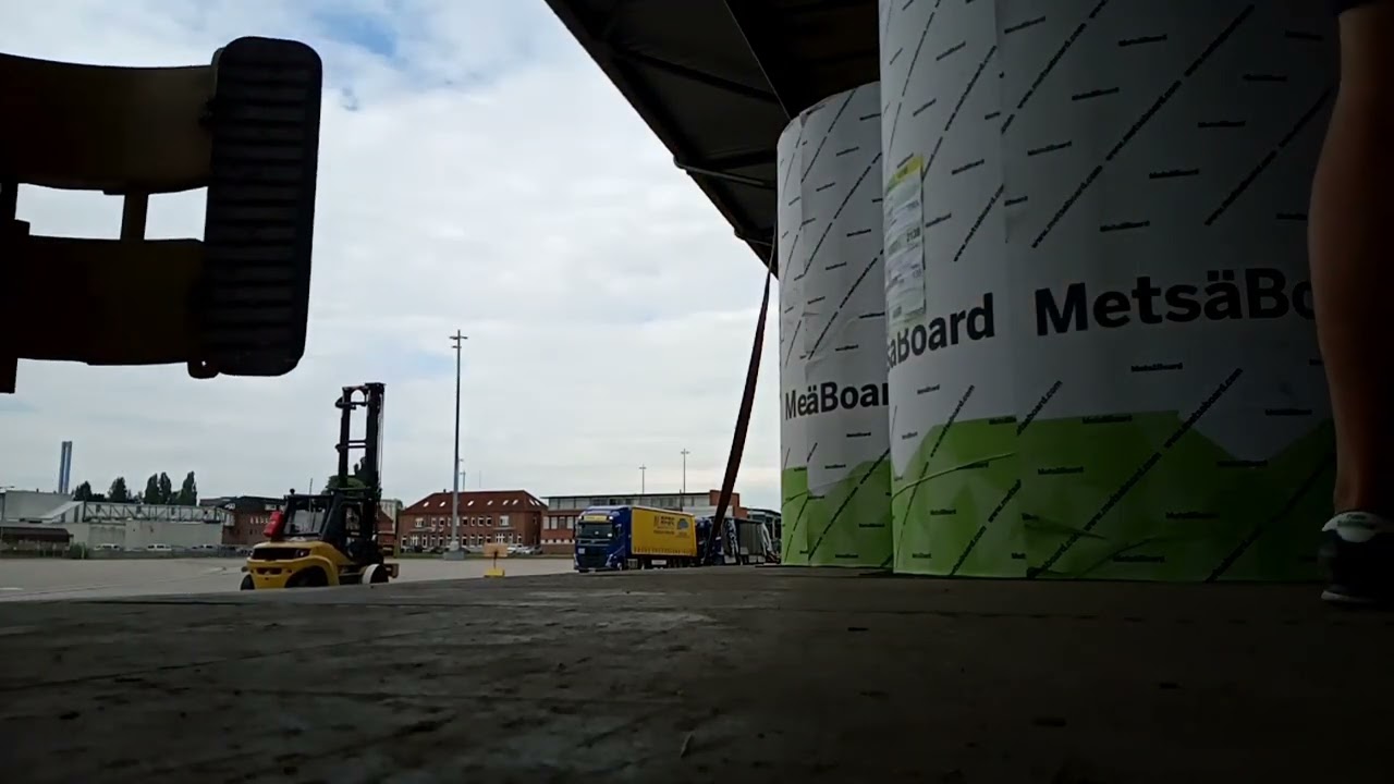 Załadunek dużych rolek papieru Niemcy / Wielki magazyn.