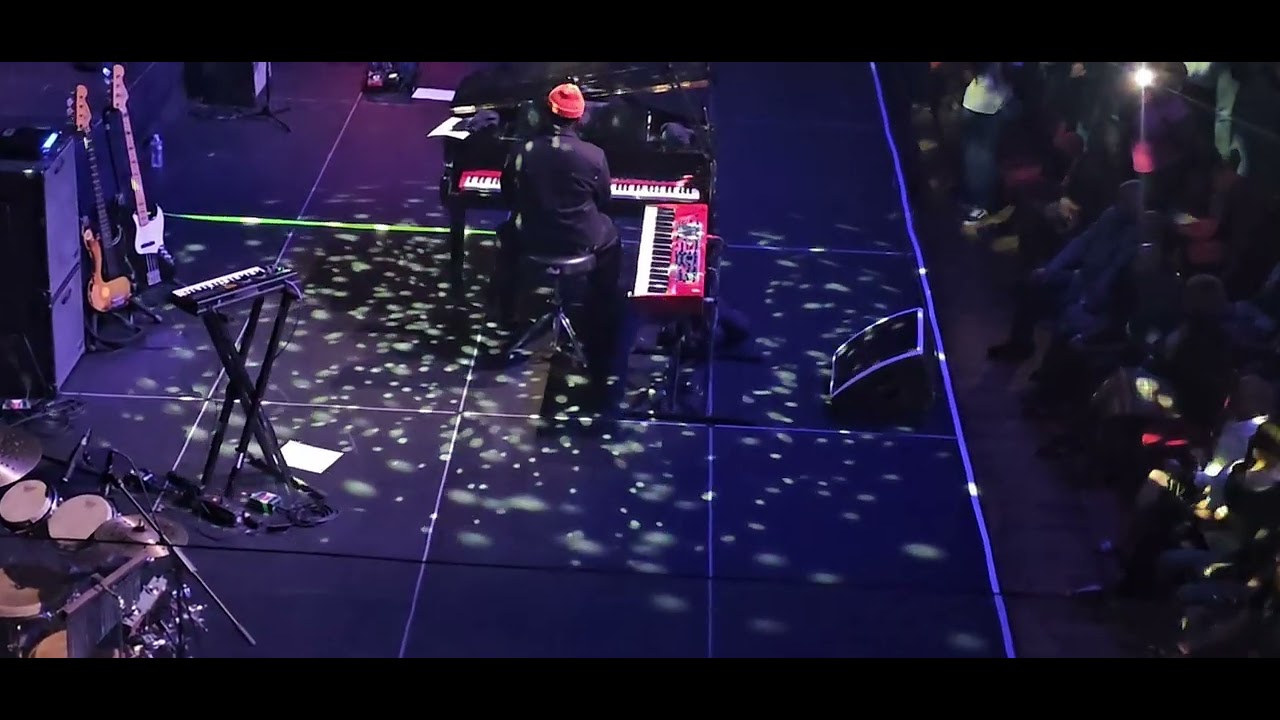 Pj Morton With Beautiful Lights In The Crowd In Atlanta Ga