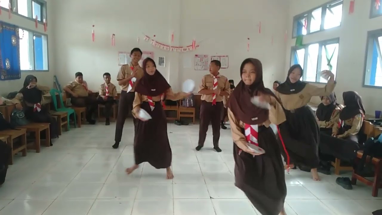 Mengenal budaya daerah pelajaran mendalam pada pelajaran pendidikan Pancasila tari piring. Kelas 8g 