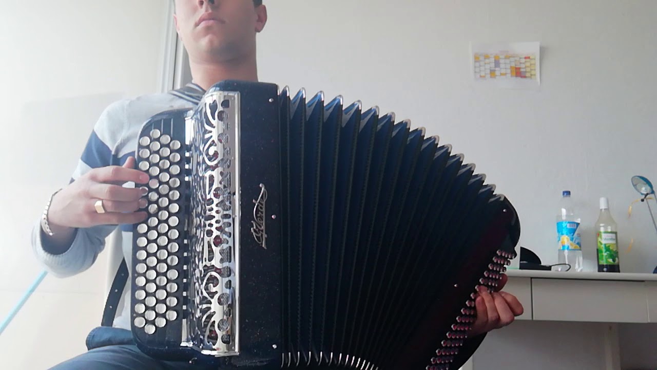 Accordéon - Un homme debout - Claudio Capéo