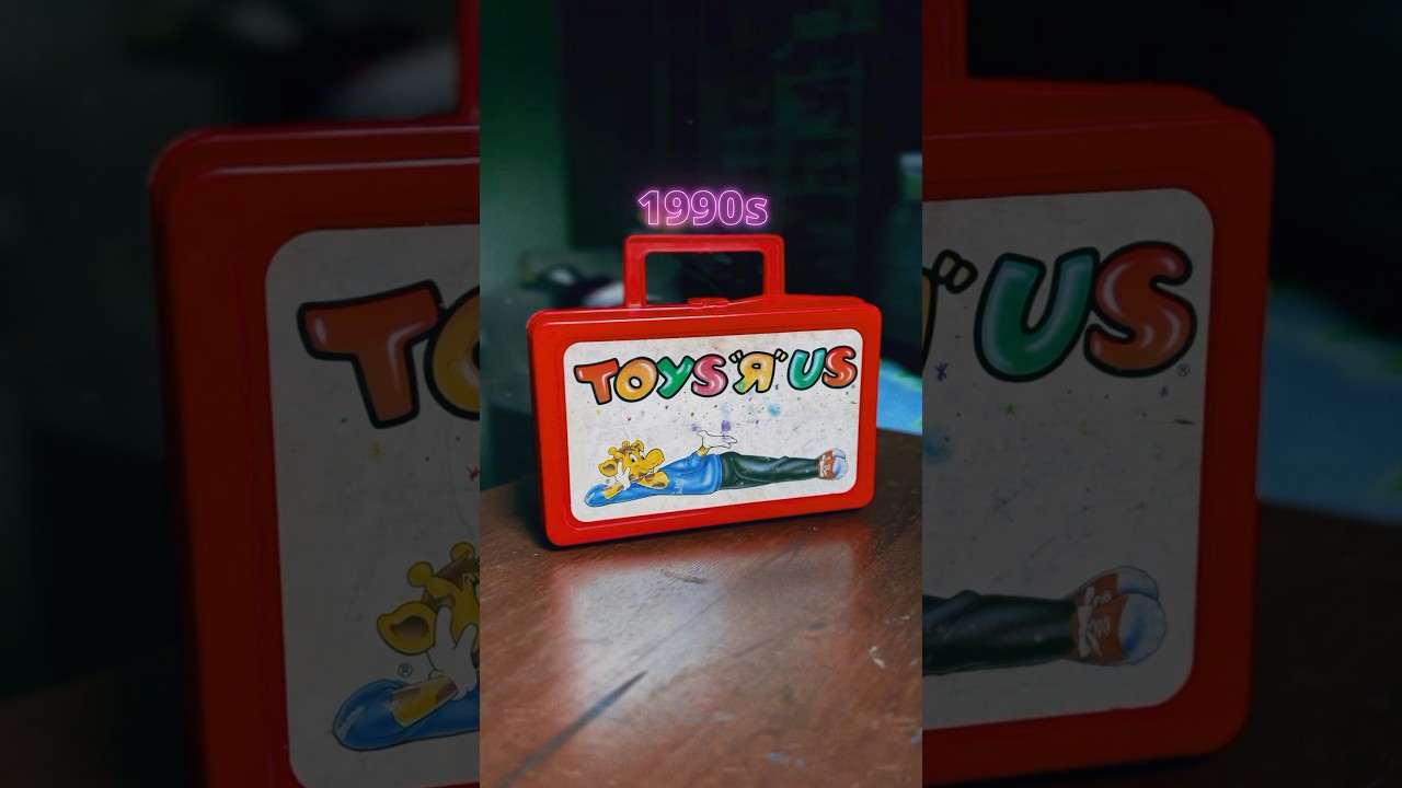 У меня до сих пор сохранился мой ланчбокс из магазина Toys R Us 90-х годов.