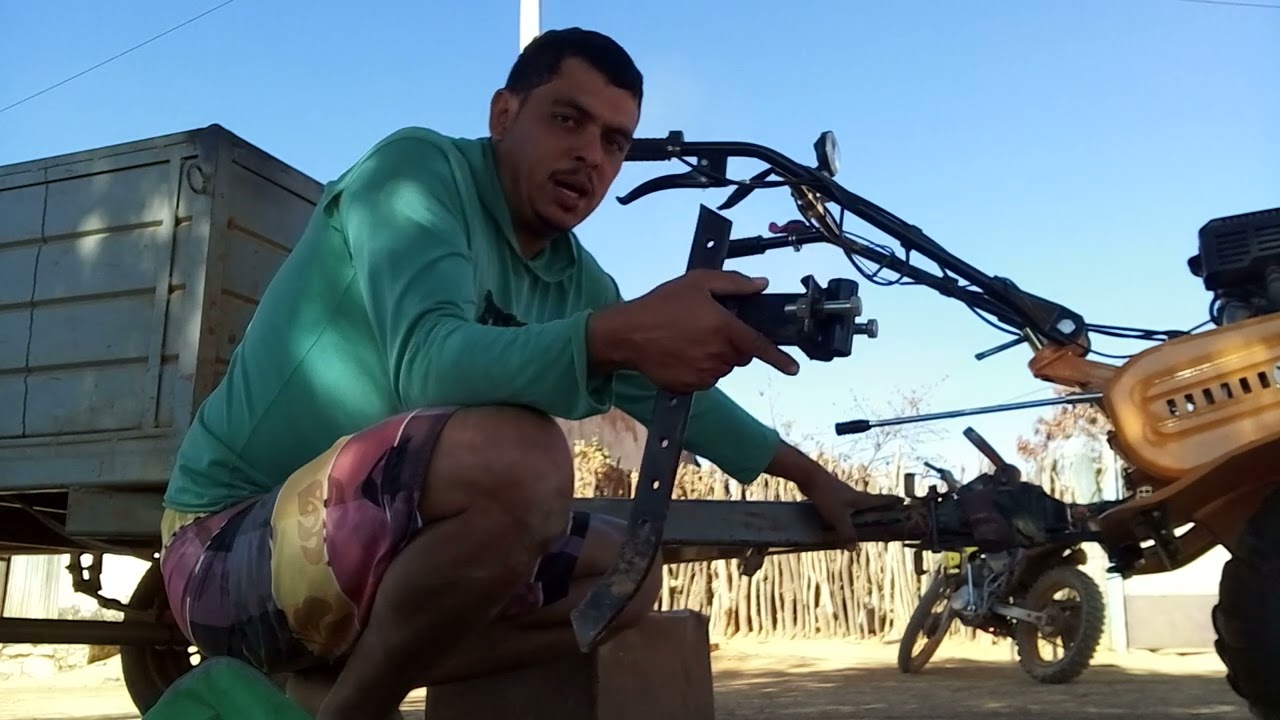 colocando o engata da carretinha pro tratorito