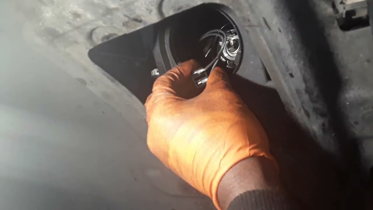 BENZ GLC 300 LOW BEAM HEADLIGHT BULB REPLACEMENT
