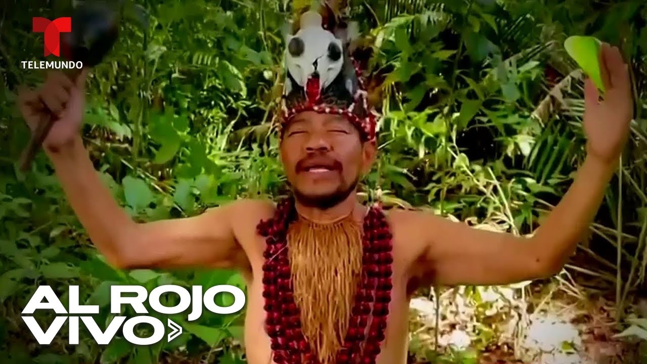 Chamán peruano lleva a cabo rituales de limpieza en un río 