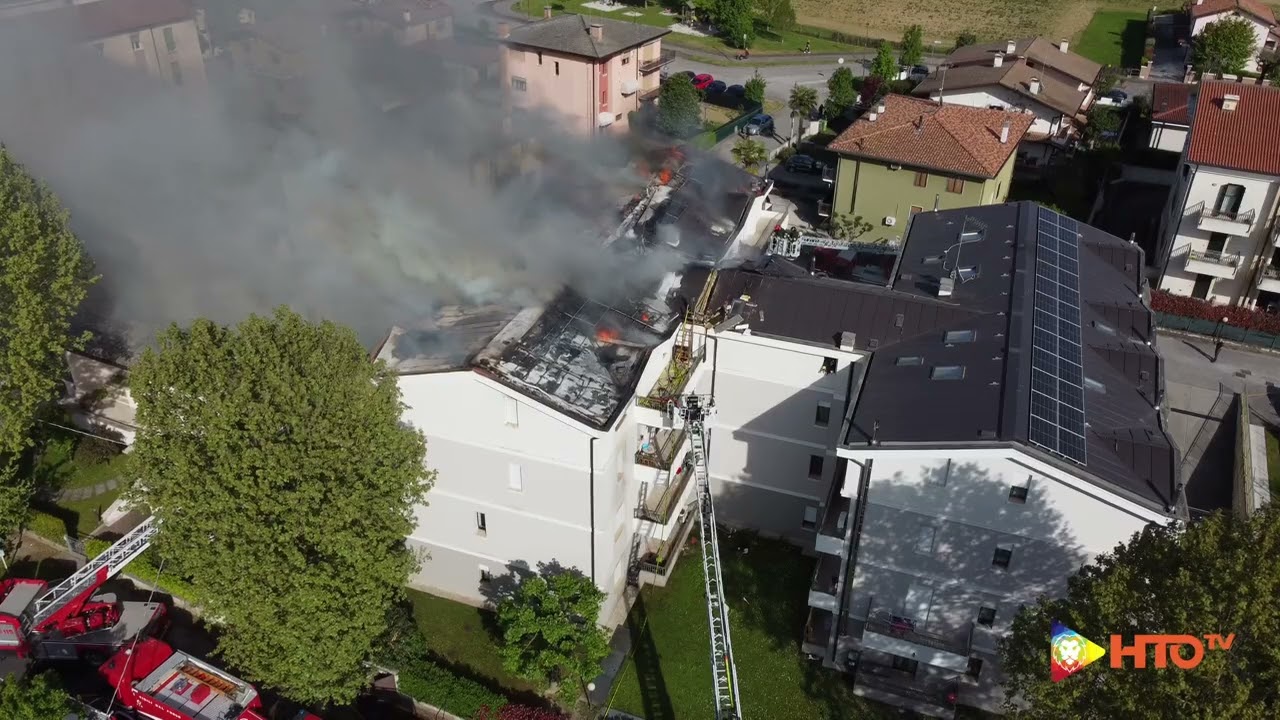 Quarto d'Altino (VE) - Incendio del tetto di una palazzina a 3 piani - www.HTO.tv