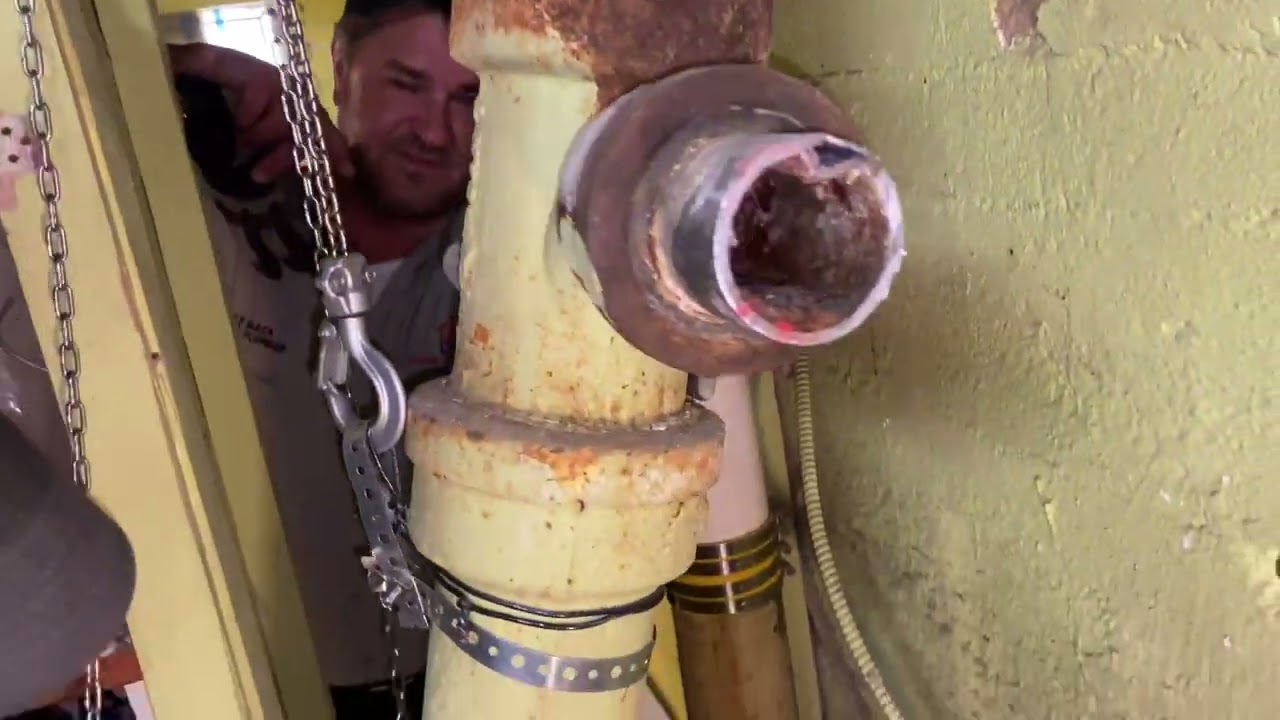 Старая чугунная канализационная труба в подвале, протекающая уже более века, заменена на ПВХ. Пош...