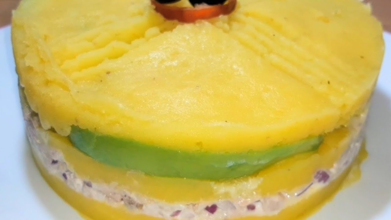 Causa Limeña con relleno de atún y palta *aguacate*receta casera típica del Perú *pastel de papa.