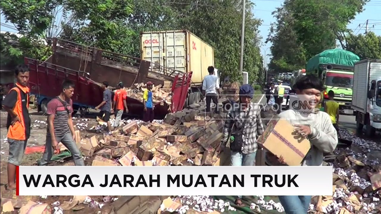 Puluhan Warga Menjarah Isi Muatan Truk yang Terguling