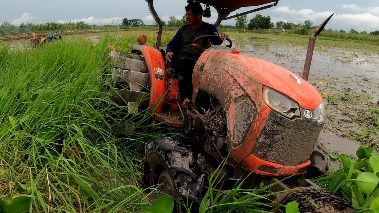 มาดูรุ่นใหญ่มืออาชีพเขาปั่นนาในหล่มกันหน่อย เขามีวิธีปั่นแบบใหนถึงไม่ติด พี่เขาใจเย็นจริงๆ
