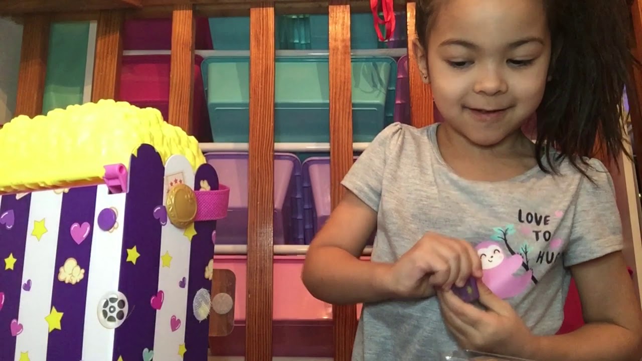Opening up the Polly Pocket Movie Theater playset!!!