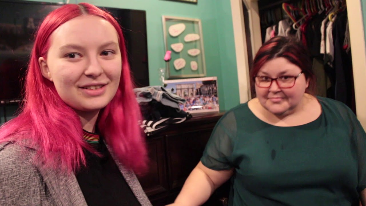 Моя мама выбирает мне одежду на неделю.