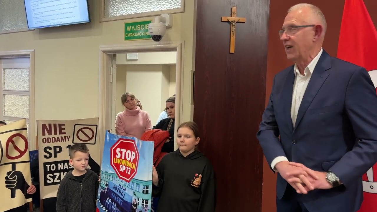 Mirosław Lenk rozmawia z przybyłymi na sesję nauczycielami, rodzicami i uczniami