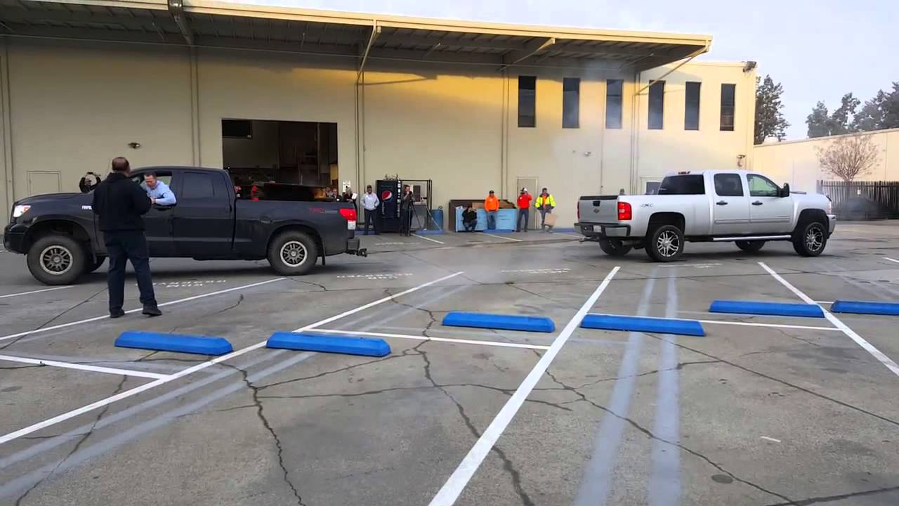 تحدي سحب تويوتا تندرا ضد سلفرادو  2500HD  silvered vs tundra