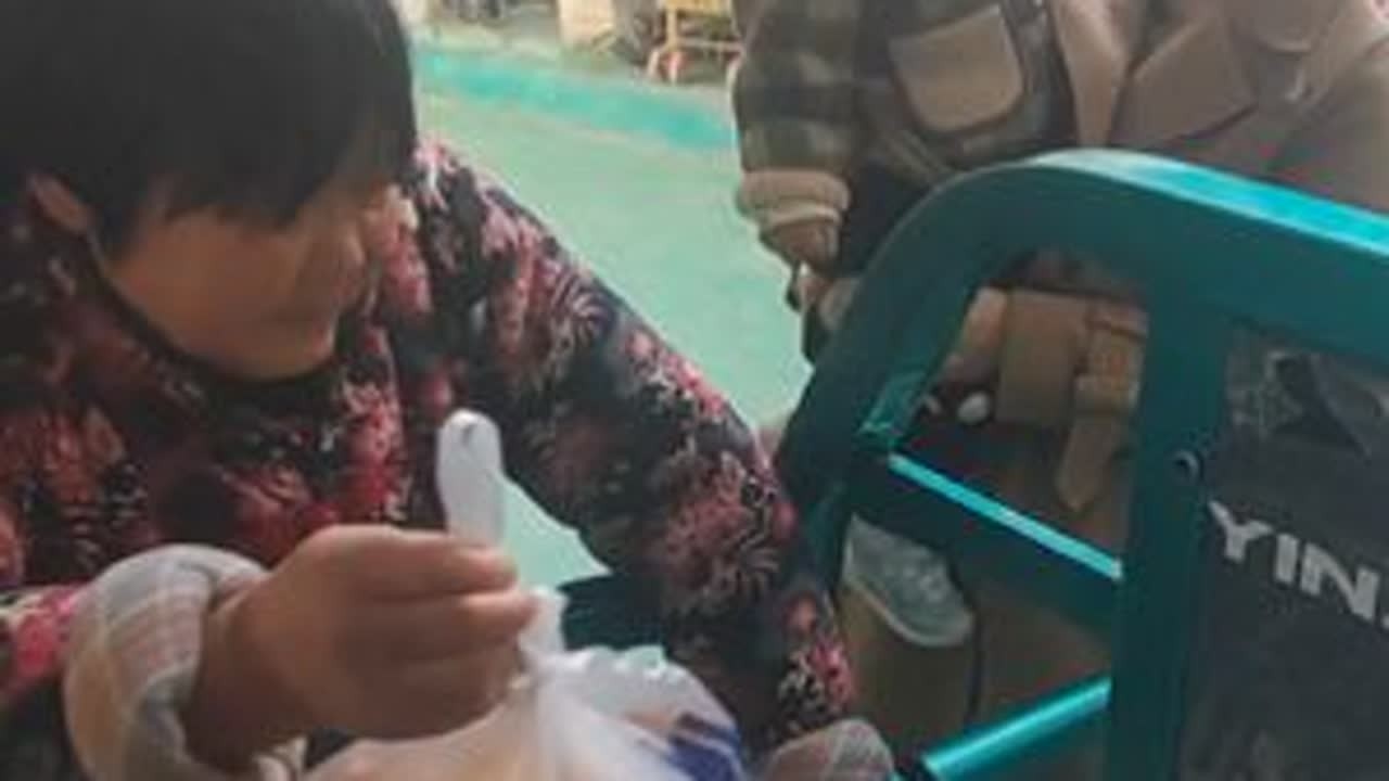 二月二闺女要看娘，准备了油角和喜果子回娘家，岳母吃了都说香，包饺子招待我们。