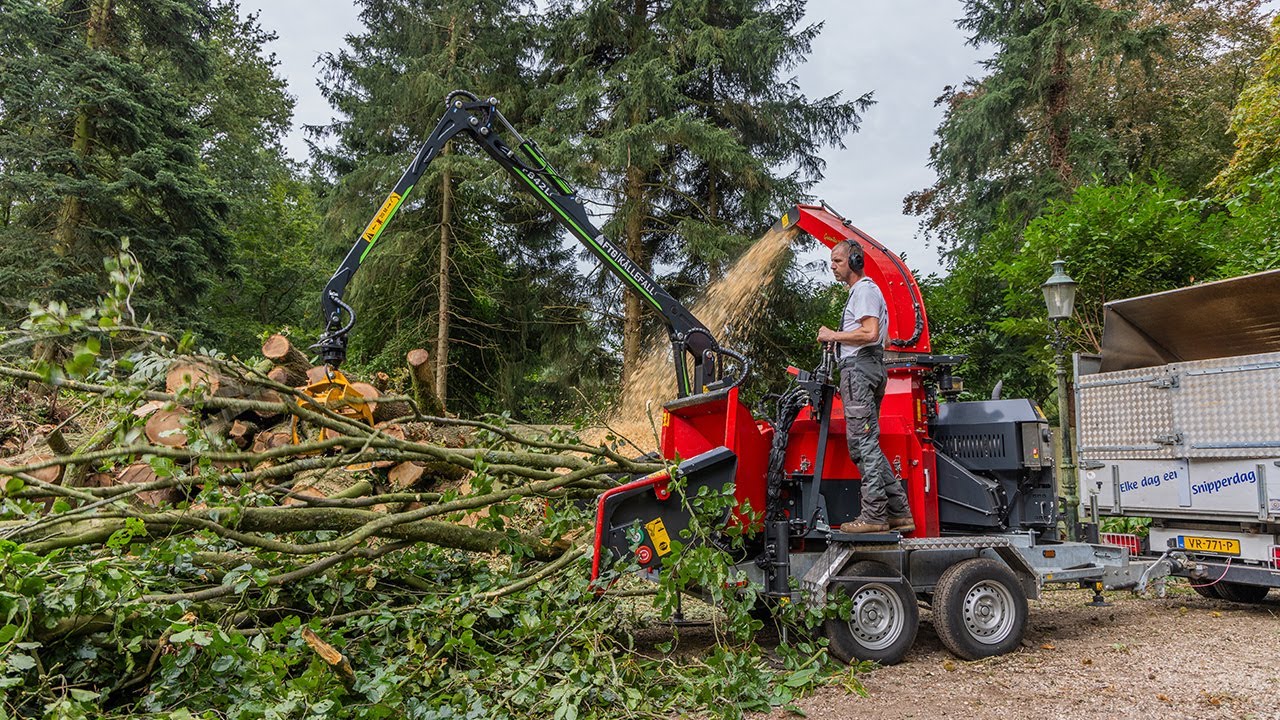One man, one job! Ufkes Greentec 3,5t chippers | Cheetah 30 & Jaguar 40 | Fast traffic woodchipper