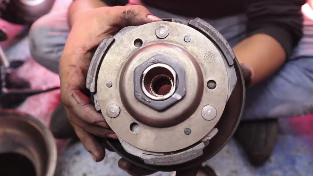 Cómo cambiar una banda y clutch a motoneta D150 italika