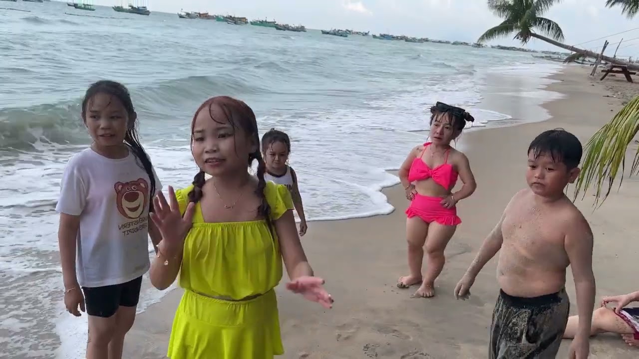 Cuộc thi k&eacute;o co tr&ecirc;n biển g&acirc;y cấn của C&acirc;u lạc bộ người b&eacute; bỏng
