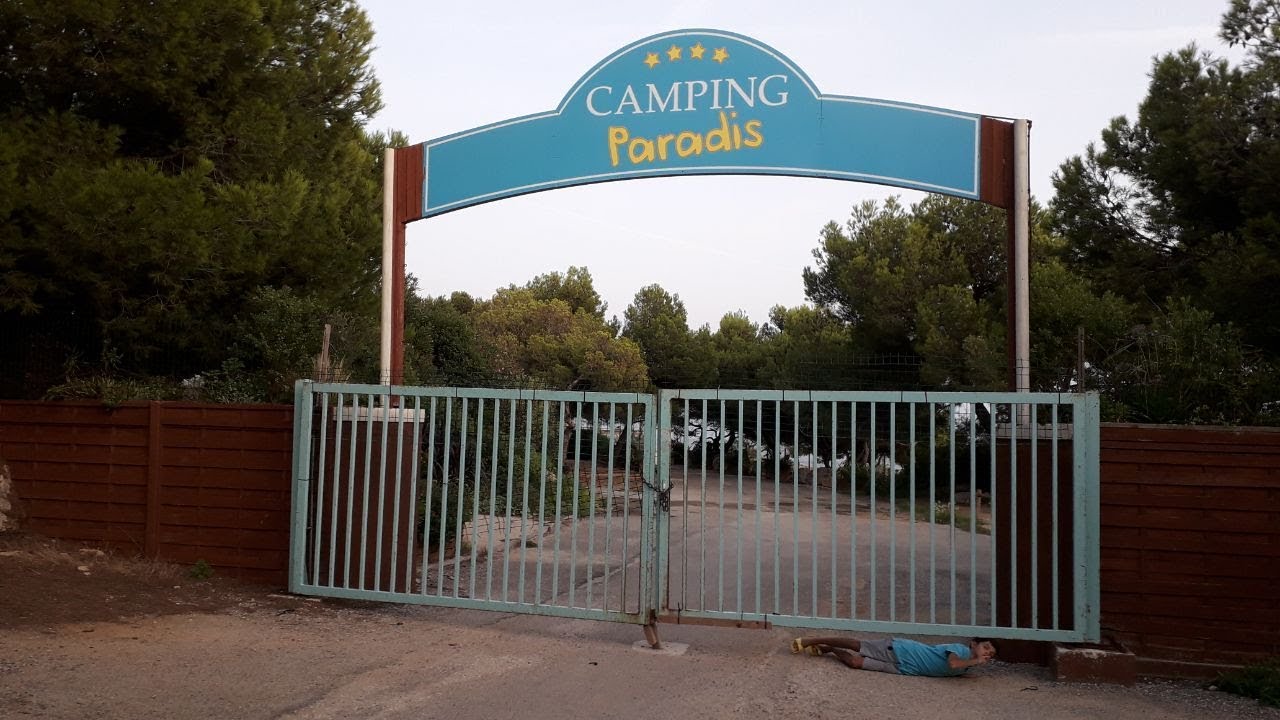 JE M'INFILTRE DANS LES DÉCORS DE CAMPING PARADIS!!!(vlog)