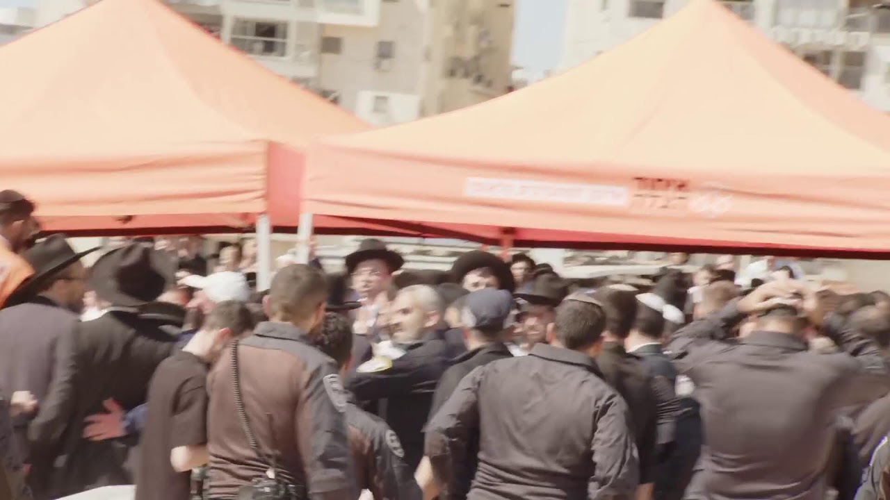 דַּרְכֵי צִיּוֹן אֲבֵלוֹת | שר וגדול נפל בישראל - מסע ההלוויה של מרן רה