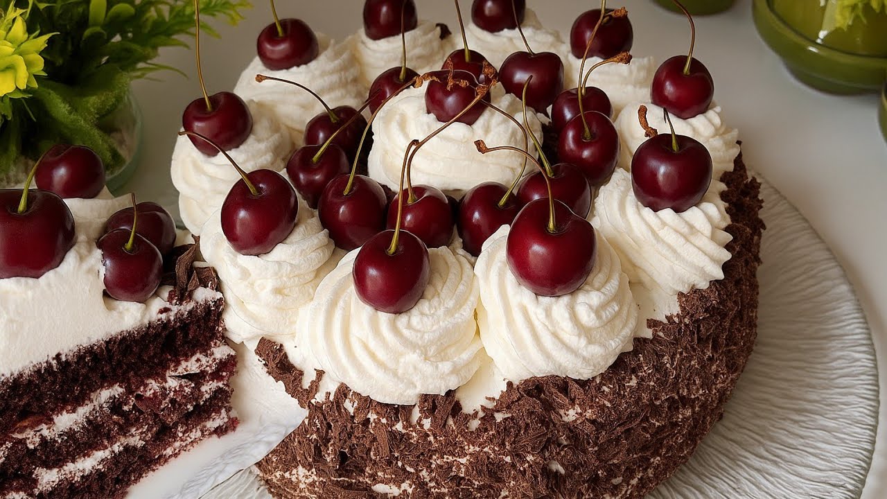 من كثرة بنتها طلبو مني نعاودها 😋 كيكة الغابة السوداء 🍒سهلة خفيفة واقتصادية مستحيل #blackforestcake