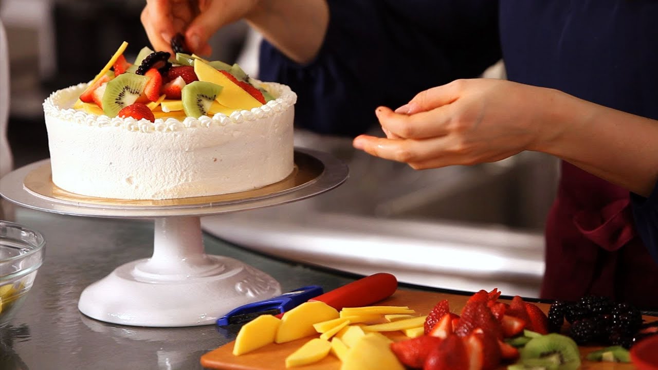 How to Decorate a Cake with Fruit | Cake Decorating
