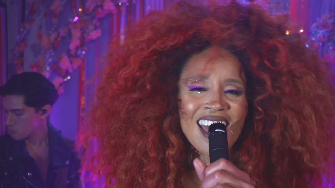 Lion Babe Performs Live Medley of "Hit the Ceiling" + "Rockets" & "Treat Me Like Fire"
