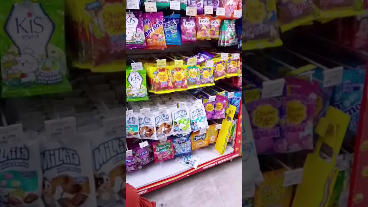 Aneka kue kaleng sudah ready banyak di supermarket ini lanjut anak ibuk beli permen kesukaan  nya