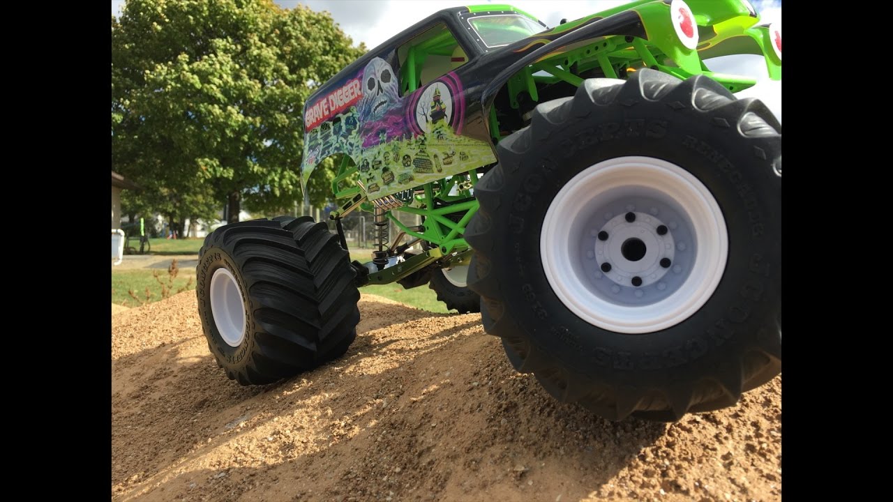 Axial Grave Digger - JConcepts Renegede Tire Upgrade