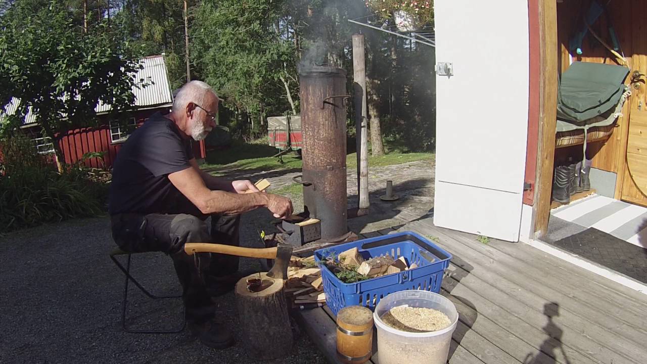 Her røker jeg Makrell, med ved av or og sagflis av ek. 24-9-16.