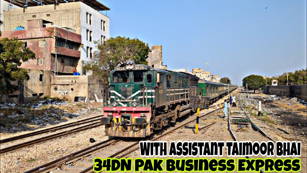 Assistant Taimoor Bhai Waved Hand👋🏻 Leading 34DN Pak Business Express Passing From Baloch Pull💐💝