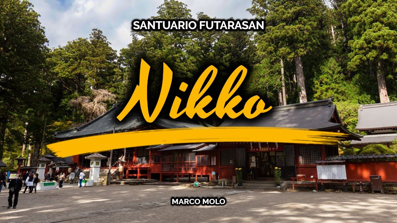 Caminando por el santuario Futarasan en Nikko, Japón.