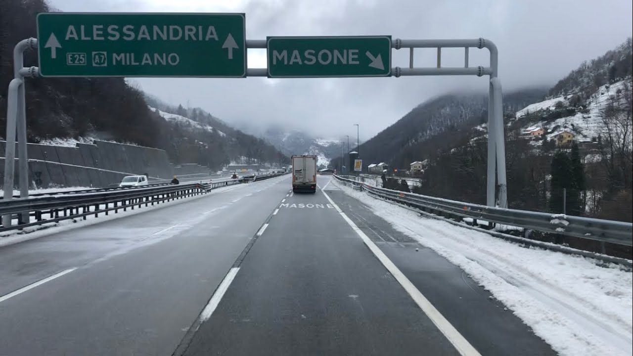 A26, è arrivata la neve tra Masone e Ovada