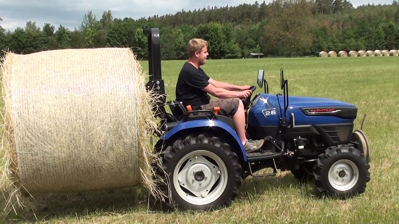 Traktor FARMTRAC compact - převoz balíků. Malý traktor v akci.