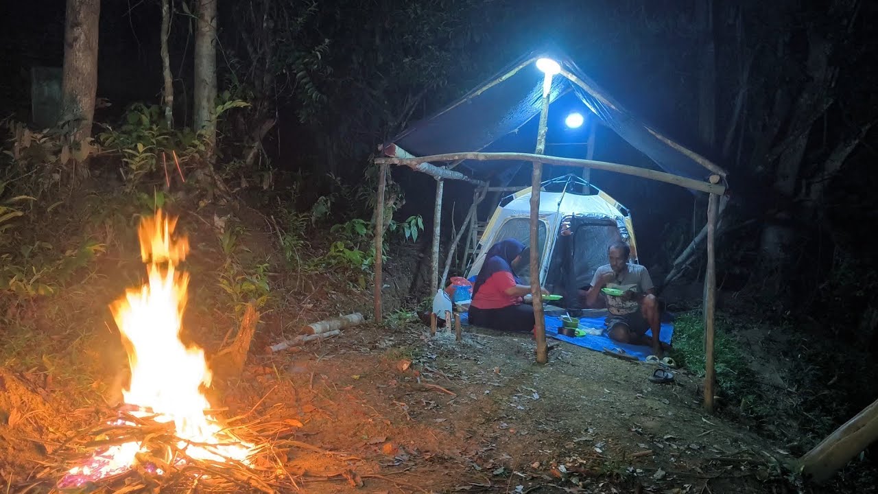 Camping lagi bersama ibu negara di saat hujan deras di tepi sungai.. 🥰🥰