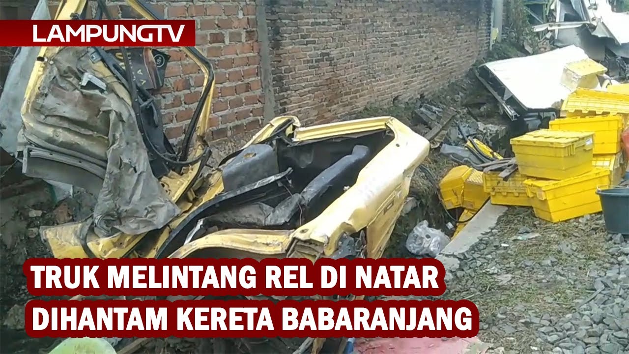 Truk Melintang Rel di Natar Dihantam Kereta Babaranjang