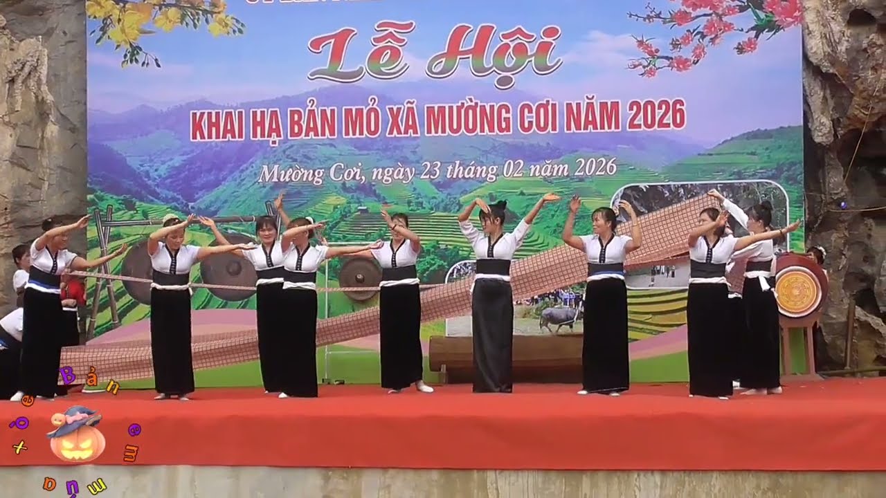 Múa vui ngày lễ hội xuống đồng năm 2026phụ nữ bản Mỏ biểu diễn .