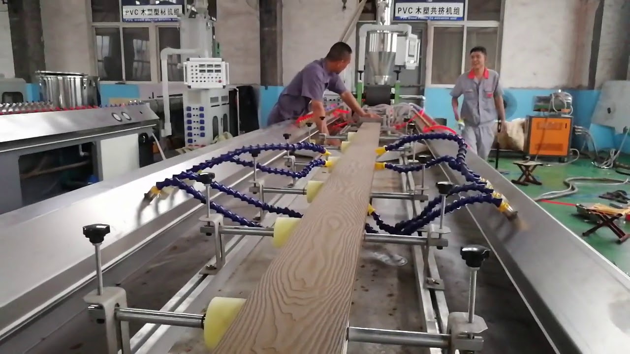 3D embossing effect PE WPC decking machine use 70% wood and 30% recycled plastic