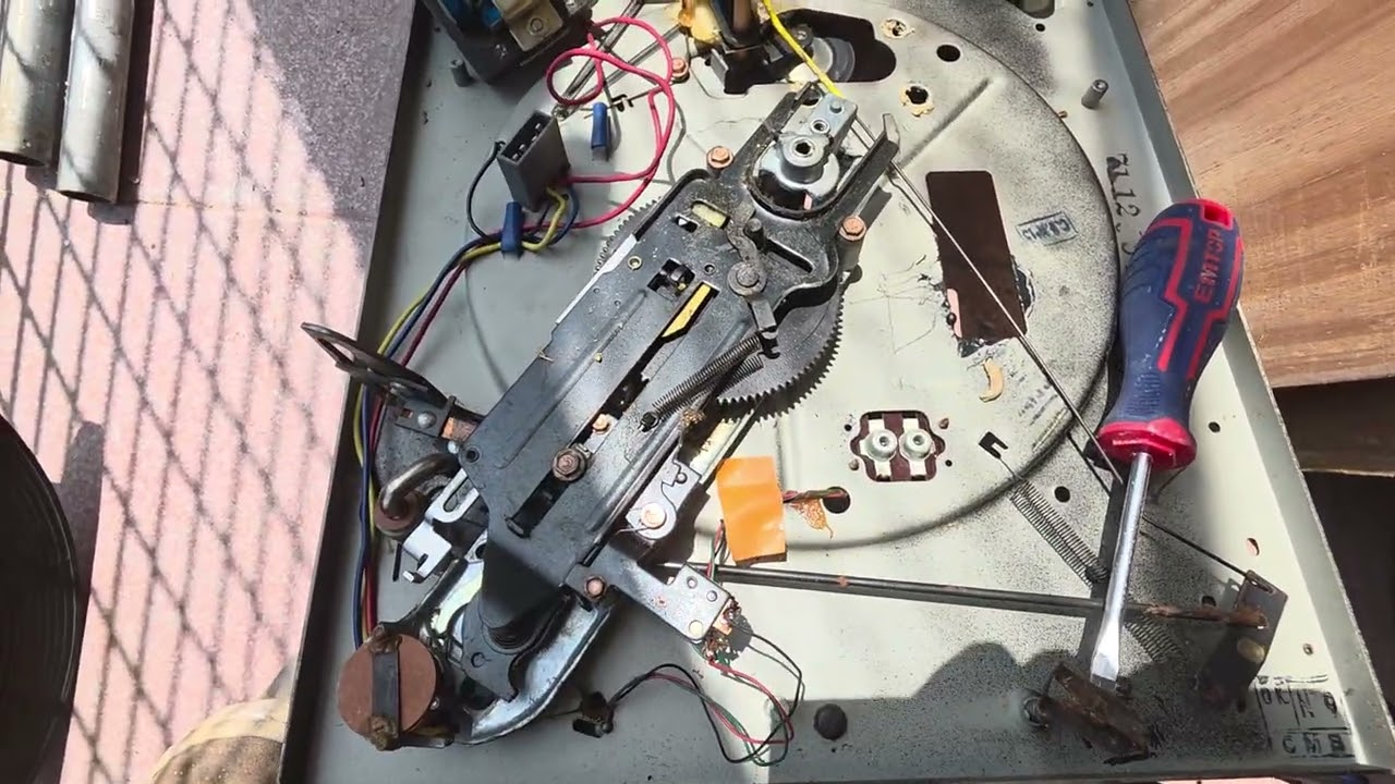 Desarmando viejos tocadiscos y recuperando el motor