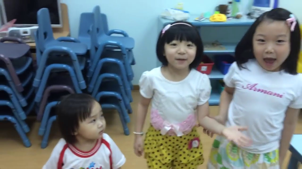 陳愷妤kelly跟李庭萱tina在汐止東森yoyo新豐幼稚園大班最後一天上課在介紹環境-2014年7月31日