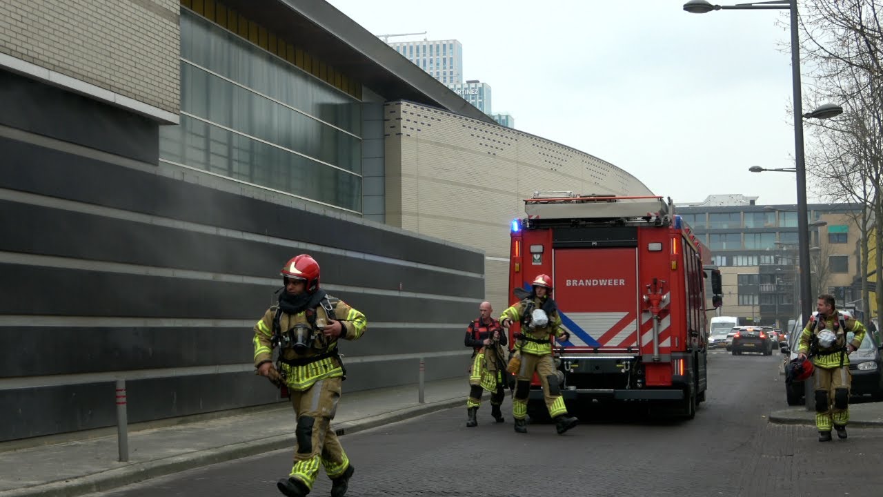 PRIO1 Melding gebouwbrand in het centrum van Almere | Aankomst en inzet Brandweer 25-5152 25-4133