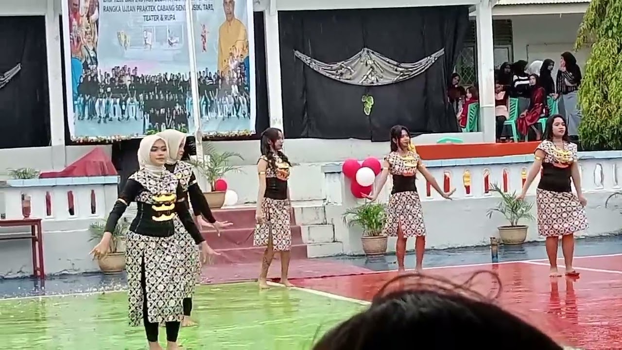 Pentas seni siswa-siswi SMA Negeri I Kota Tual 